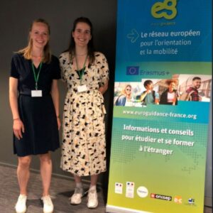 Aniek en Marit staan naast de banner van Euroguidance