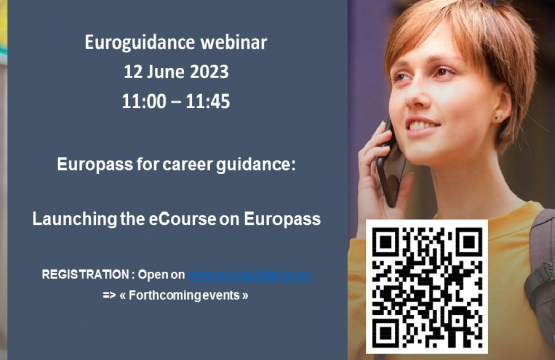 Vrouw met rood haar aan het bellen. Informatie over het webinar in beeld.